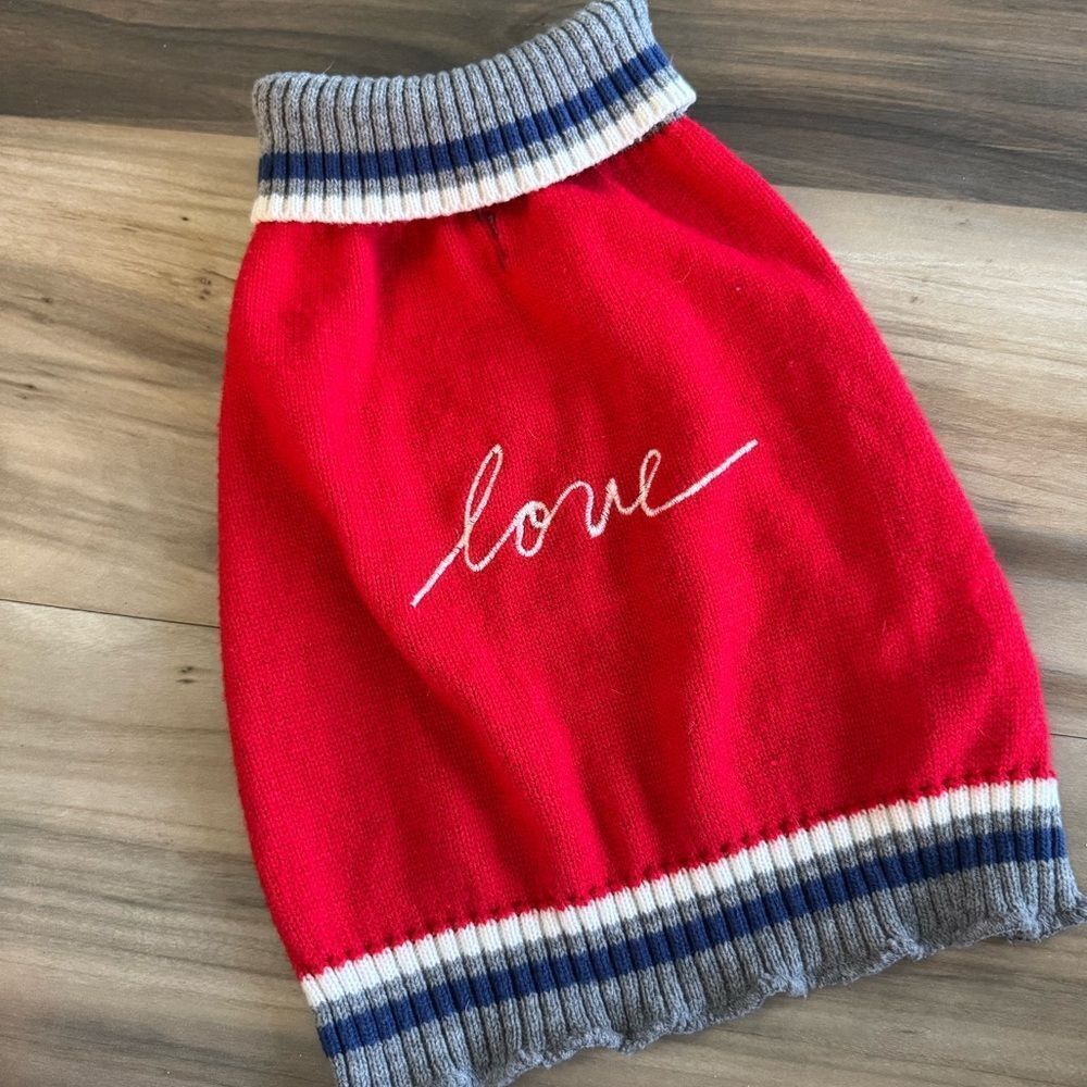 “Love” Dog Pet Valentine Sweater Ellen Degeneres M